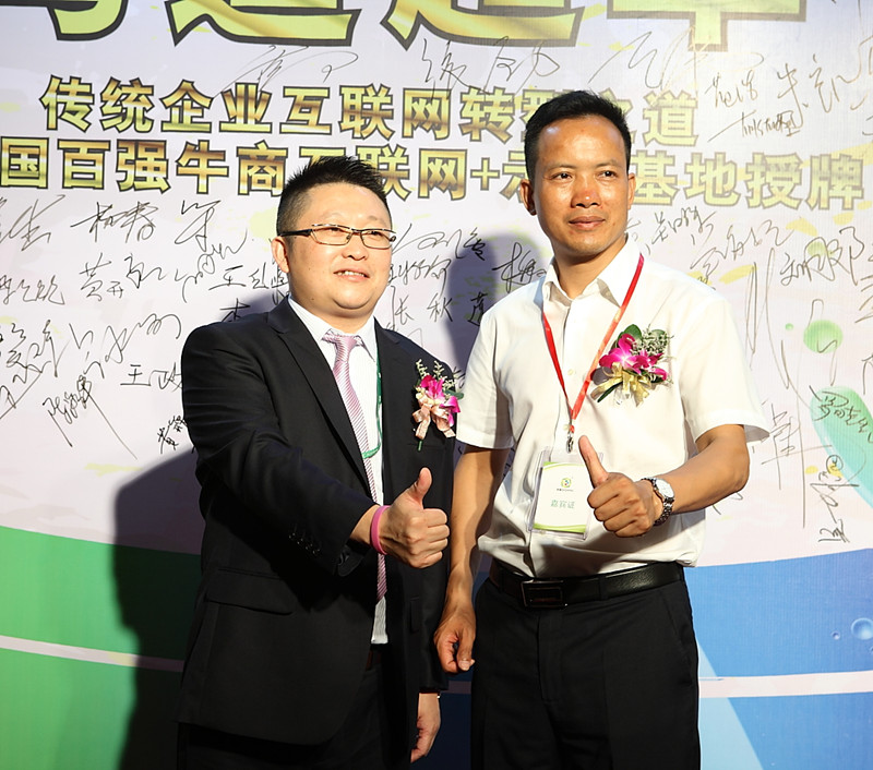 漆強總經理張總（左）和單仁集團佛山分公司總經理葉秋沃（右）