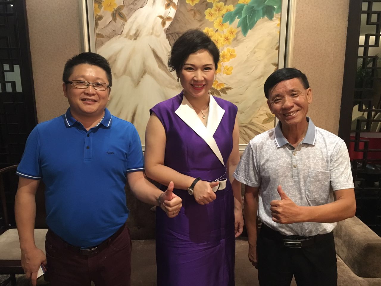 漆強化工總經(jīng)理張文與蘭芳、胡景釗合影