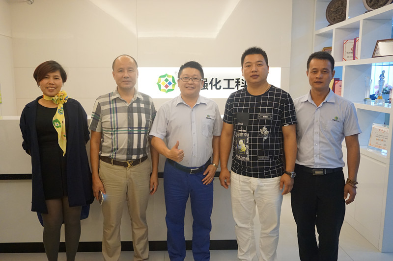 漆強(qiáng)化工張總和湖南商會(huì)家具協(xié)會(huì)李會(huì)長(zhǎng)一行人合影