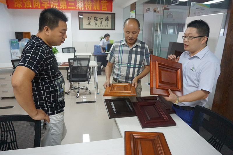 李會(huì)長(zhǎng)和周理事被漆強(qiáng)水性漆所做的產(chǎn)品效果所吸引